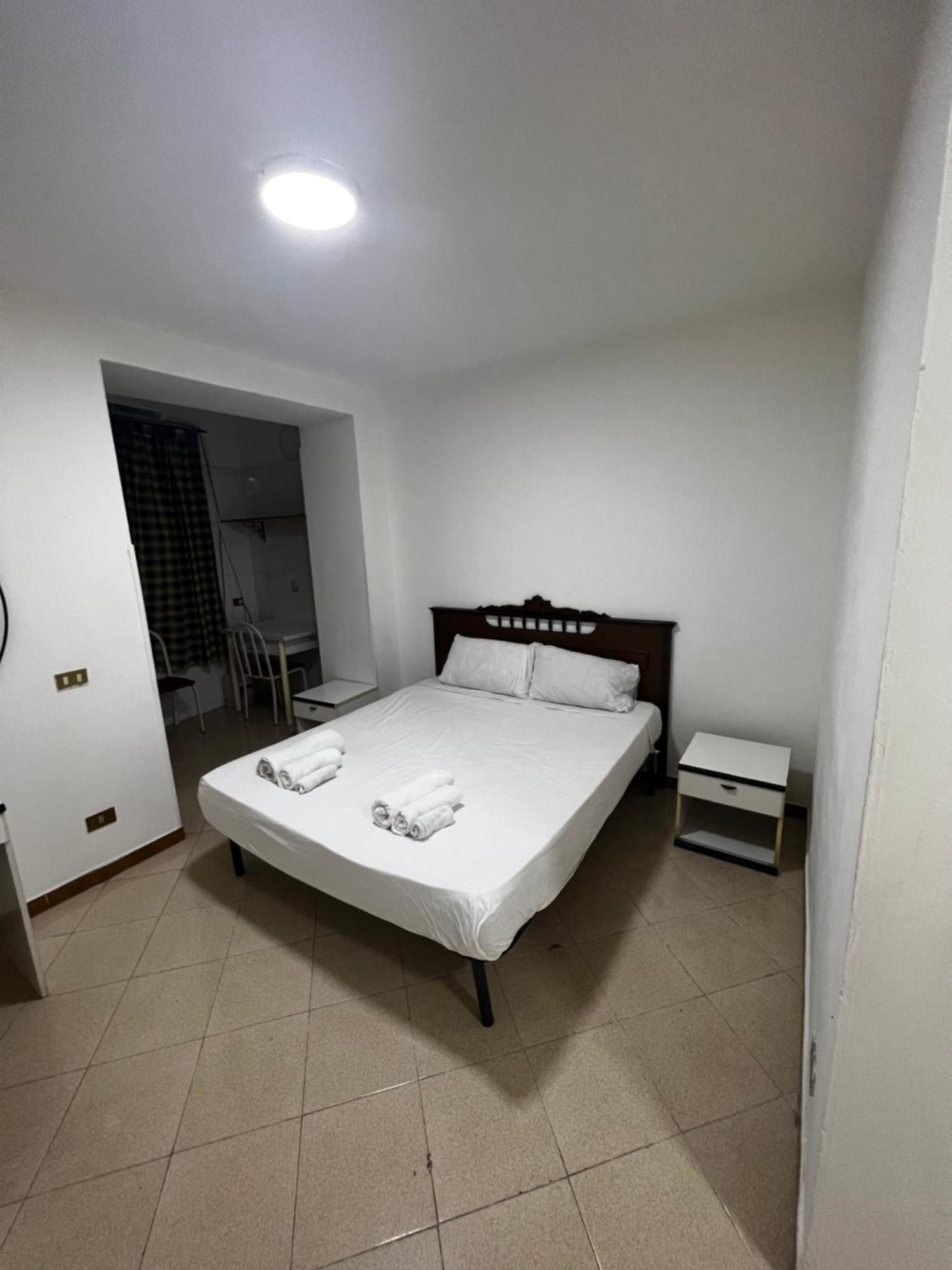 1 Room Apartment Near By Central Train Station Palermo Exterior photo